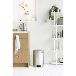 Brabantia Treteimer NewIcon 20 L Brilliant Steel 9 Brabantia Treteimer NewIcon 20 L Brilliant Steel -Wenko Astra Geschaft 560x3840px 6 NR2882 4162 2